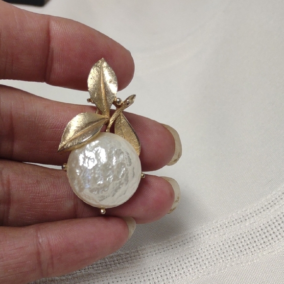Sarah Coventry Gold and Cream Brooch - Picture 1 of 2